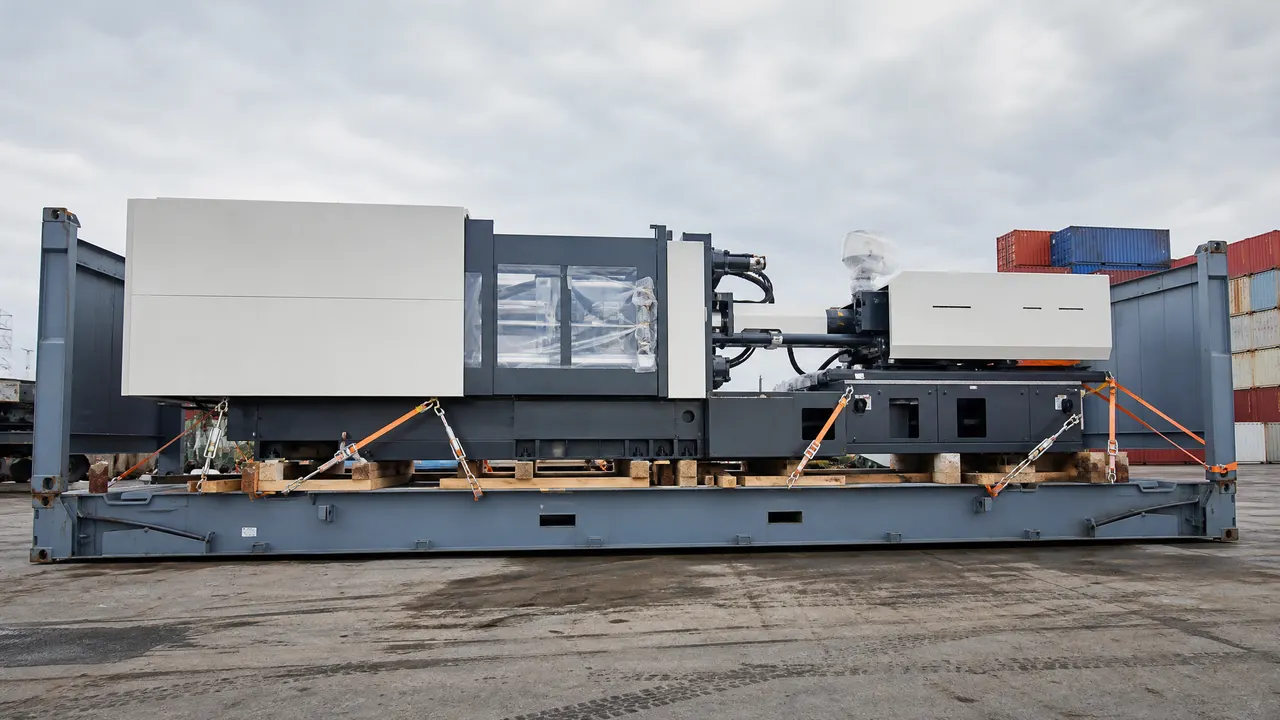 Injection Molding Machine Export to Turkey. Representative export of a 28 t injection molding machine measuring 11.8 × 2.6 × 3.2 m in a 40-foot flat rack.